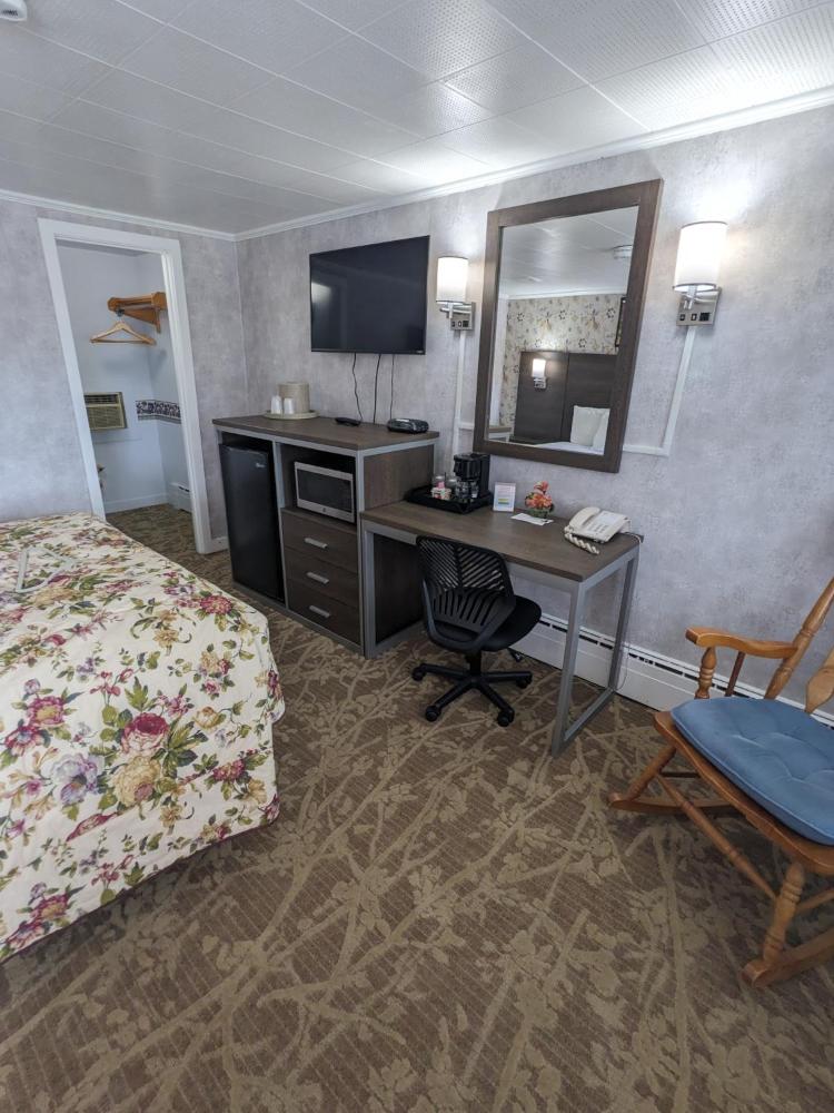 One Queen Bed Non Smoking interior
